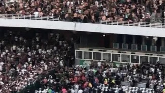 Tragedi di Stadion Aljazair: 3 Suporter Tewas, Korban Jatuh dari Tribun Atas
