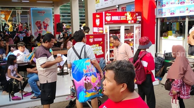 Potret pengunjung Jakarta Fair 2025 gendong tas snack jumbo, Minggu, 22 Juni 2025. [Suara.com/Adiyoga Priyambodo]