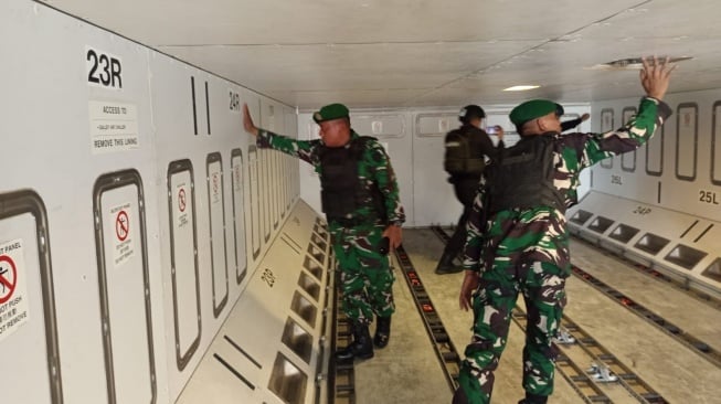 Tim Penjinak Bahan Peledak atau Tim Jihandak Yon Zipur I/DD melakukan penyisiran di Pesawat Saudia Airlines yang mengangku 422 Jemaah haji. [Dok Kodam I/Bukit Barisan]