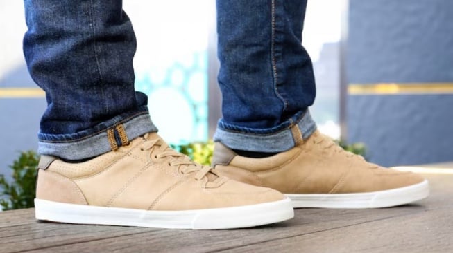 7 Pilihan Sepatu Kuliah Pria Terbaik 2025: Penuh Gaya, Nyaman dan Anti Bokek!