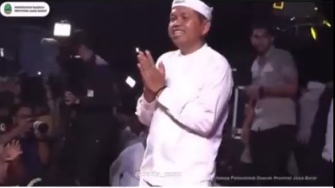 Dedi Mulyadi disiram air saat kunjungannya ke Cibitung, Kabupaten Bekasi. (bidik layar video)