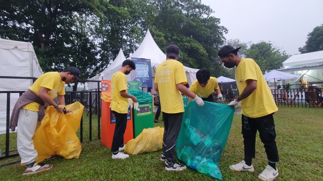 Petugas kebersihan yang menjaga lingkungan dengan memilah sampah dalam acara Mandiri Jogja Marathon 2025 di Candi Prambanan, Minggu (22/6/2025). [Hiskia/Suarajogja]