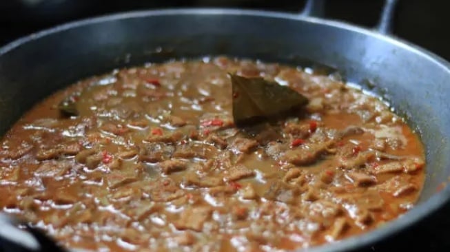 Rendang Kiriman Ibu: Sepiring Rindu di Tanah Perantauan