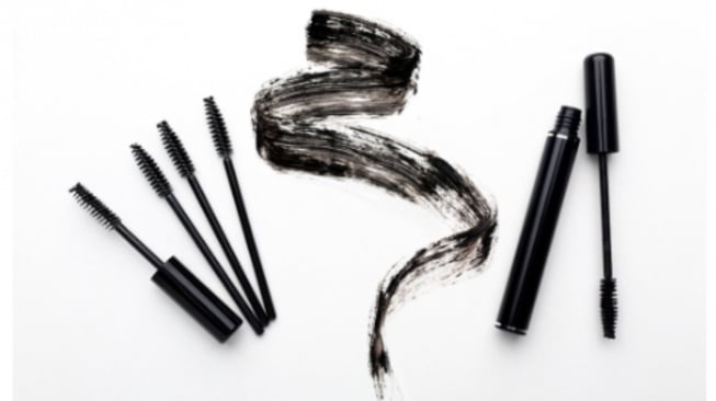 Makeup yang gak boleh dipakai setiap hari, Waterproof mascara (freepik)