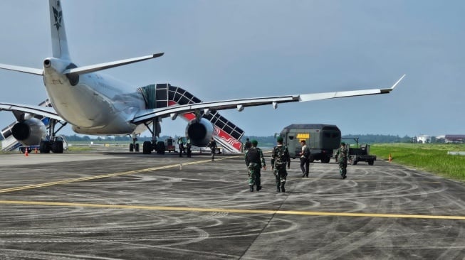 Sejumlah personel TNI saat operasi militer selain perang (OMSP) sebagai respons ancaman bom terhadap pesawat Saudia Airlines di Bandara Internasional Kualanamu, Kabupaten Deli Serdang, Sumatera Utara.