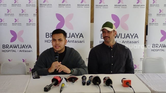 Tora Sudiro dan menantunya, Muhammad Ivan Lubis dalam jumpa pers kelahiran anak pertama Azzahra Nabila Sudiro di RS Brawijaya Antasari, Jakarta, Senin, 23 Juni 2025. [Suara.com/Adiyoga Priyambodo]