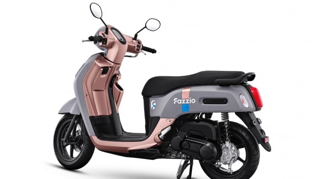 Fazzio Hybrid Grayceful Pink merupakan kombinasi antara warna abu-abu finishing doff dengan aksen pink metallic yang menambah kesan stylish dari skutik ini. (Foto: Yamaha Indonesia)