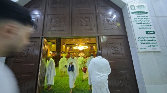 Jamaah umrah berjalan di dalam Masjid Aisyah, Makkah, Arab Saudi, Minggu (22/6/2025) dini hari. [ANTARA FOTO/Andika Wahyu/bar]