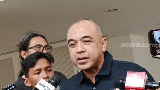 Manajer Timnas Indonesia U-23 Ahmed Zaki Iskandar bicara kehadiran Zulkifli Syukur sebagai asisten pelatih Gerald Vanenburg di Stadion Madya, Jakarta (Suara.com/Adie Prasetyo Nugraha).