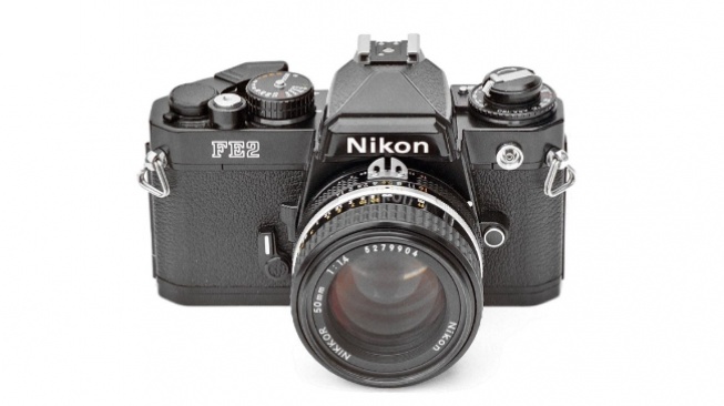 Kamera analog -  Nikon FE2. [Wikipedia Commonds/ Paul Chin]
