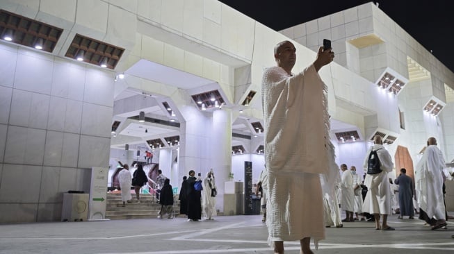Jamaah umrah mengunjungi Masjid Aisyah untuk melakukan miqat di Makkah, Arab Saudi, Minggu (22/6/2025) dini hari. [ANTARA FOTO/Andika Wahyu/bar]