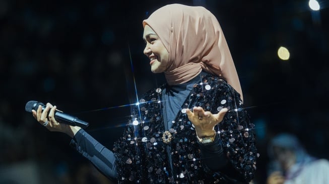 Rossa sukses menggelar konser bertajuk "Here I Am" di Malaysia pada 14 Juni 2025. Konser tersebut juga menampilkan bintang tamu sejumlah musisi dari Indonesia dan Malaysia seperti Ariel NOAH dan Siti Nurhaliza. [Isitmewa]