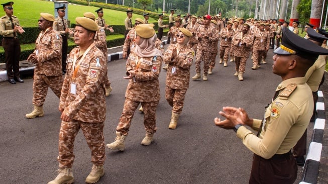 Sejumlah kepala daerah berjalan masuk untuk mengikuti retret gelombang kedua di kampus IPDN Jatinangor, Sumedang, Jawa Barat, Minggu (22/6/2025). [ANTARA FOTO/Novrian Arbi/bar]
