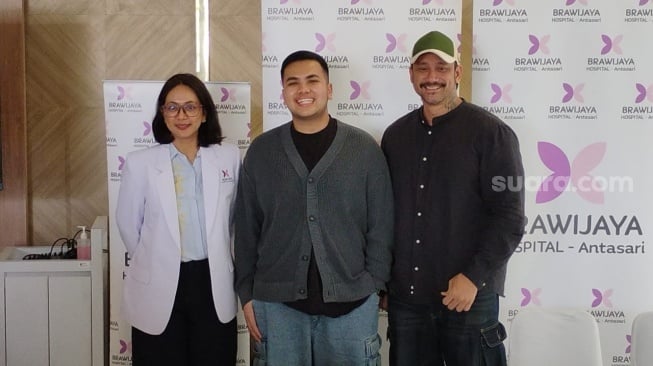 Tora Sudiro dan menantunya, Muhammad Ivan Lubis dalam jumpa pers kelahiran anak pertama Azzahra Nabila Sudiro di RS Brawijaya Antasari, Jakarta, Senin, 23 Juni 2025. [Suara.com/Adiyoga Priyambodo]