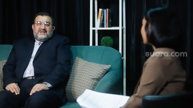 Duta Besar Iran untuk Indonesia, Mohammad Boroujerdi saat melakukan sesi wawancara dengan Redaksi Suara.com di Jakarta, Senin (23/6/2025). [Suara.com/Alfian Winanto]