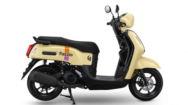 Fazzio Hybrid Yolo Black hadir dengan nuansa kuning gading doff yang dipadukan dengan warna hitam pada dek dan side body menciptakan tampilan skutik yang ikonik. (Foto: Yamaha Indonesia)