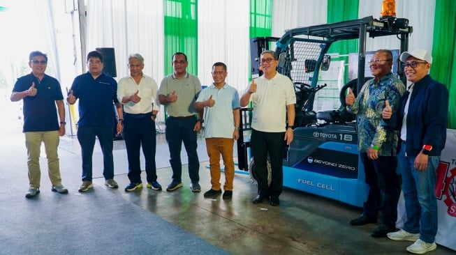 Jajaran BOD TMMIN berdiri di depan kendaraan forklift berteknologi Fuel Cell Electric Vehicle (FCEV) Toyota yang ditampilkan TMMIN pada acara awarding TMMIN Logistic Skill Contest di TMMIN Plant 3 Karawang, Jawa Barat. (Foto: TMMIN)