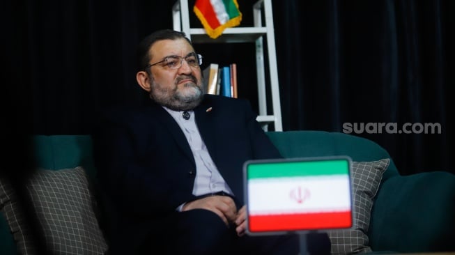 Duta Besar Iran untuk Indonesia, Mohammad Boroujerdi saat melakukan sesi wawancara dengan Redaksi Suara.com di Jakarta, Senin (23/6/2025). [Suara.com/Alfian Winanto]