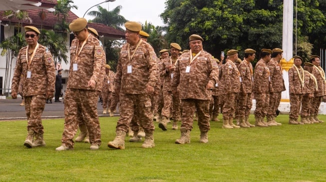 Sejumlah kepala daerah berjalan masuk lapangan untuk mengikuti retret gelombang kedua di kampus IPDN Jatinangor, Sumedang, Jawa Barat, Minggu (22/6/2025). [ANTARA FOTO/Novrian Arbi/bar]