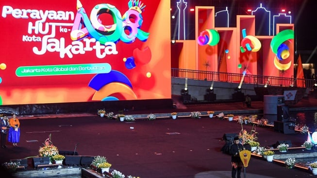 Gubernur Jakarta Pramono Anung memberikan kata sambutan pada acara malam puncak HUT ke-498 Jakarta di Lapangan Banteng, Jakarta, Minggu (22/6/2025). [ANTARA FOTO/Muhammad Adimaja/bar]