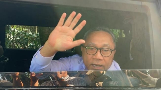 Menko Pangan Zulkifli Hasan saat berada di dalam mobil. Sejumlah 12 menteri Kabinet Merah Putih dikumpulkan Presiden Prabowo di Hambalang, Sentul, Jakarta.
