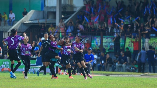 Raut bahagia saat tim KU 10 SDN Ungaran 1 berhasil menang di laga final MilkLife Soccer Challenge - Yogyakarta 2025. Ini merupakan epic comeback, setelah pada seri pertama menjadi juara, sedangkan pada seri kedua hanya menempati posisi semifinal.[Dok. Milklife Soccer Challenge]