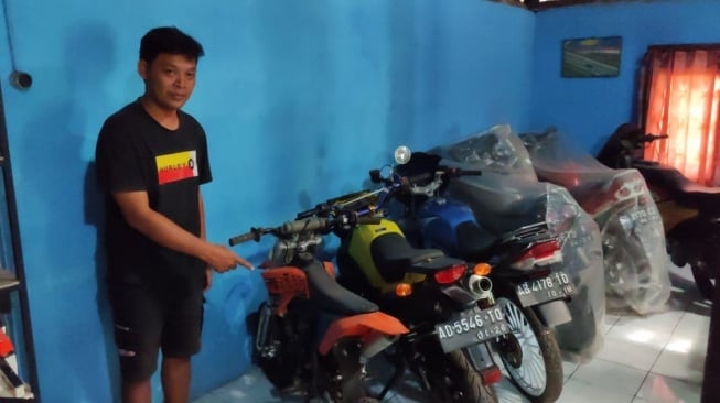 Ayah Veda Ega Pratama, Sudarmono saat menunjukkan koleksi motor balap milik anaknya di Padukuhan Wareng 3, Kalurahan Wareng, Kapanewon Wonosari, Gunungkidul, Senin (23/6/2025). [Kontributor/Julianto]