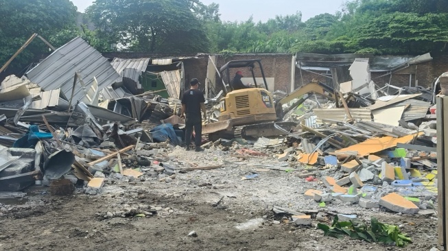 Pembongkaran bangunan liar di Roxy, Ciputat, Kota Tangerang Selatan (Tangsel), Banten, Senin 23 Juni 2025. [Wivyh Hikmatullah]