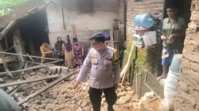 Cuaca Ekstrem Serang, Rumah Warga Ambruk,  Kantor Kecamatan dan Sekolah Terendam Banjir