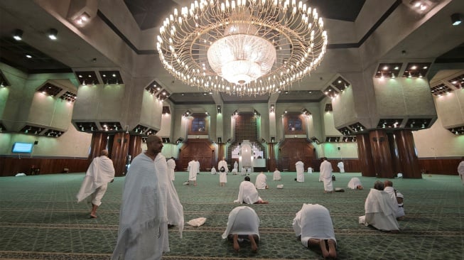Jamaah umrah menunaikan shalat sunah Ihram di dalam Masjid Aisyah, Makkah, Arab Saudi, Minggu (22/6/2025) dini hari. [ANTARA FOTO/Andika Wahyu/bar]