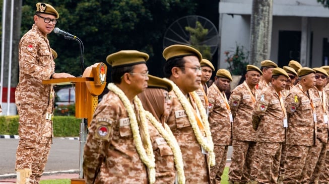 Wakil Menteri Dalam Negeri Bima Arya (kiri) memberikan arahan dan pembekalan disaksikan sejumlah kepala daerah peserta retret gelombang kedua saat Apel Manggala di kampus IPDN Jatinangor, Sumedang, Jawa Barat, Minggu (22/6/2025). [ANTARA FOTO/Novrian Arbi/bar]
