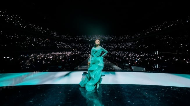 Rossa sukses menggelar konser bertajuk "Here I Am" di Malaysia pada 14 Juni 2025. Konser tersebut juga menampilkan bintang tamu sejumlah musisi dari Indonesia dan Malaysia seperti Ariel NOAH dan Siti Nurhaliza. [Isitmewa]