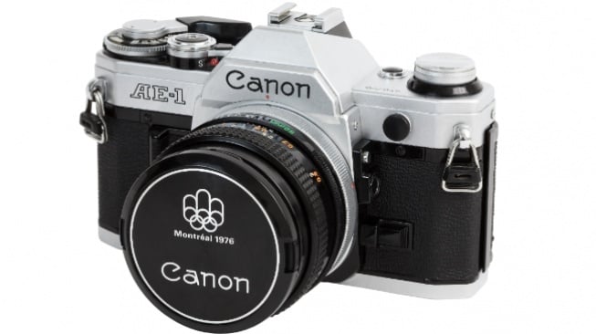 Kamera analog - Canon AE-1. [Wikipedia Commond/ Charles Lanteigne]