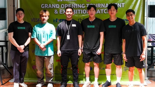 Dua bintang bulu tangkis dunia, Choi Sol-Gyu asal Korea Selatan dan Goh V Shem dari Malaysia, menyapa langsung para penggemar di Indonesia dengan tampil dalam laga ekshibisi seru bersama pasangan ganda putra Indonesia, Sabar Karyaman Gutama dan Reza Pahlevi Isfahani. [Dok. NOLOOK x FELET Competition 2025]