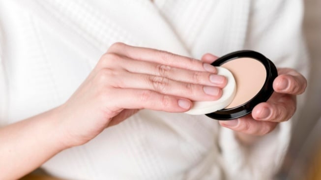 5 Rekomendasi Bedak Padat untuk Kulit Kering: Anti Crack dan Kaya Kandungan Skincare