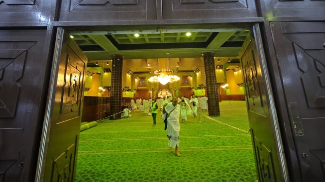 Jamaah umrah berjalan di dalam Masjid Aisyah, Makkah, Arab Saudi, Minggu (22/6/2025) dini hari. [ANTARA FOTO/Andika Wahyu/bar]