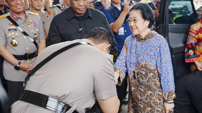 Kapolri Cium Tangan Megawati saat Bertemu di Acara HUT ke-100 Tahun Istri Jenderal Hoegeng
