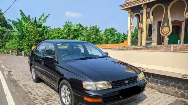 Toyota Corona (1994). (OLX)