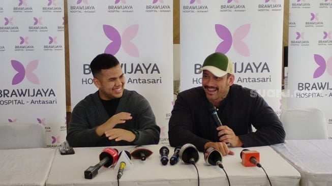 Tora Sudiro dan menantunya, Muhammad Ivan Lubis dalam jumpa pers kelahiran anak pertama Azzahra Nabila Sudiro di RS Brawijaya Antasari, Jakarta, Senin, 23 Juni 2025. [Suara.com/Adiyoga Priyambodo]