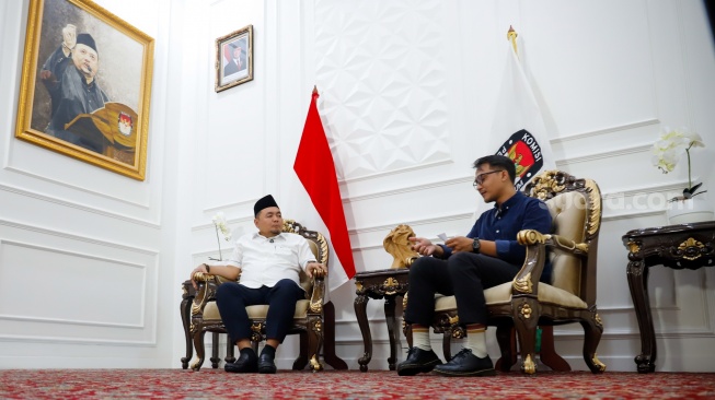 Ketua KPU Mochammad Afifuddin saat melakukan wawancara dengan tim Suara.com di Kantor KPU, Jakarta, Senin (23/6/2025). [Suara.com/Alfian Winanto]