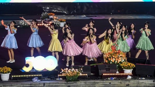 Grup musik JKT48 tampil pada acara malam puncak HUT ke-498 Jakarta di Lapangan Banteng, Jakarta, Minggu (22/6/2025). [ANTARA FOTO/Muhammad Adimaja/bar]