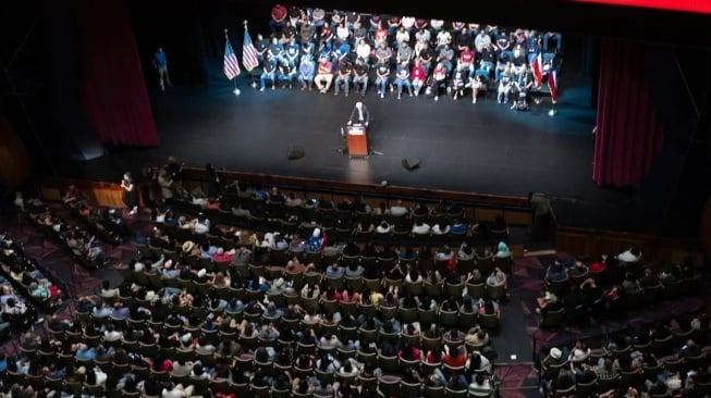 Bernie Sanders saat menggelar kampanye bertajuk Fight Oligarchy (Instagram)