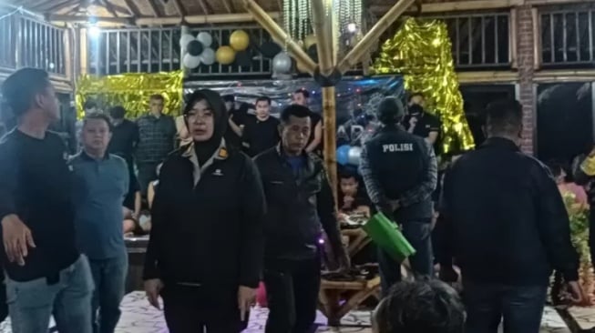 75 Pria Jakarta-Bekasi Terciduk Pesta Seks Sesama Jenis di Puncak Bogor, Polisi Sita Alat Bantu Seks
