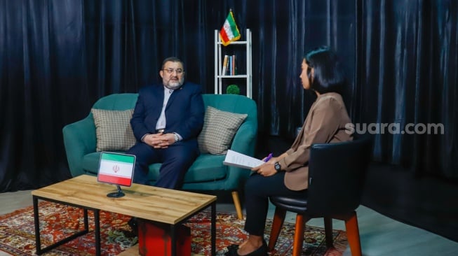 Duta Besar Iran untuk Indonesia, Mohammad Boroujerdi saat melakukan sesi wawancara dengan Redaksi Suara.com di Jakarta, Senin (23/6/2025). [Suara.com/Alfian Winanto]