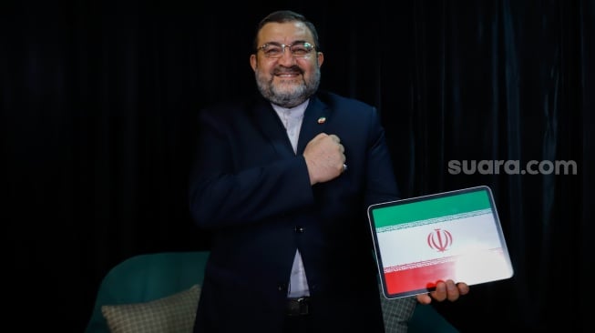 Duta Besar Iran untuk Indonesia, Mohammad Boroujerdi saat melakukan sesi wawancara dengan Redaksi Suara.com di Jakarta, Senin (23/6/2025). [Suara.com/Alfian Winanto]