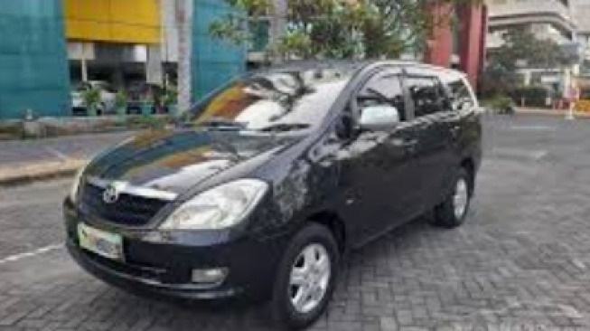 Toyota Kijang Innova Generasi 1, 2004