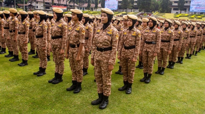 Sejumlah Praja Putri berbaris mengikuti Apel Manggala penyambutan kepala daerah peserta retret gelombang kedua di kampus IPDN Jatinangor, Sumedang, Jawa Barat, Minggu (22/6/2025). [ANTARA FOTO/Novrian Arbi/bar]