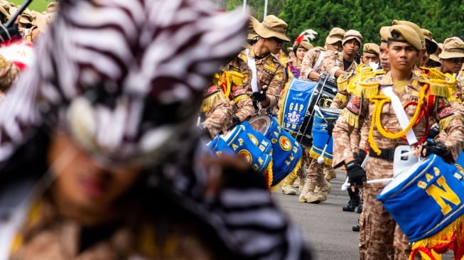 Pasukan Gita Abdi Praja menampilkan drum band saat menyambut kedatangan kepala daerah peserta retret gelombang kedua di kampus IPDN Jatinangor, Sumedang, Jawa Barat, Minggu (22/6/2025). [ANTARA FOTO/Novrian Arbi/bar]
