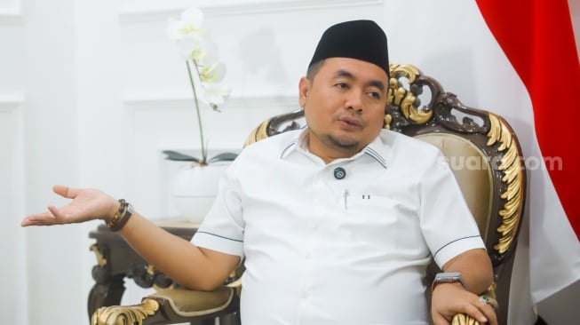 Ketua KPU Mochammad Afifuddin saat melakukan wawancara dengan tim Suara.com di Kantor KPU, Jakarta, Senin (23/6/2025). [Suara.com/Alfian Winanto]