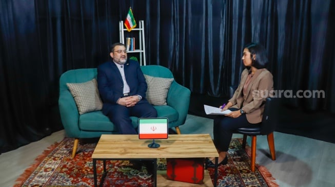 Duta Besar Iran untuk Indonesia, Mohammad Boroujerdi saat melakukan sesi wawancara dengan Redaksi Suara.com di Jakarta, Senin (23/6/2025). [Suara.com/Alfian Winanto]